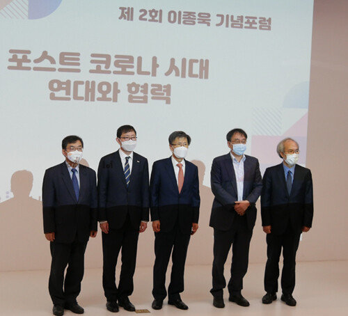 11월 19일 열린 ‘제2회 이종욱 기념포럼’ 참가자들. 왼쪽부터 성백린 백신실용화사업단장, 추무진 한국국제보건의료재단 이사장, 윤영관 전 외교통상부 장관, 이종구 글로벌보건안보대사, 권준욱 국립보건연구원장. [한국국제보건의료재단 제공]