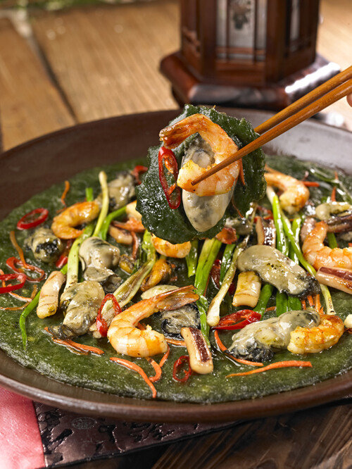  매생이와 다양한 해물을 넣고 부친 매생이전. 고소한 맛이 일품이다. [GettyImage]
