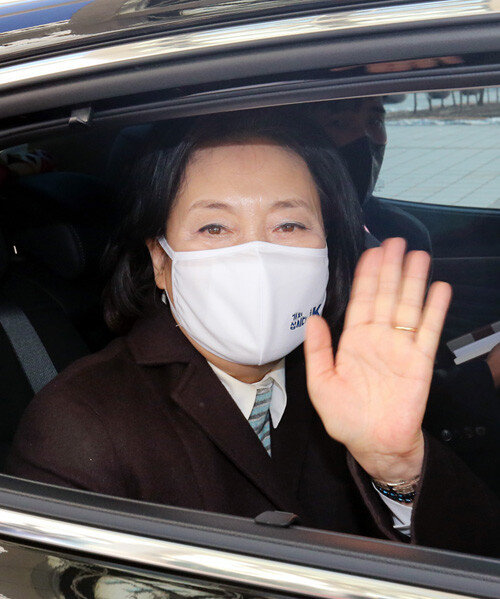 박영선 전 중소벤처기업부 장관이 서울시장 보궐선거 출마를 위해 사의를 표명한 1월 20일 정부대전청사를 나서며 취재진에게 인사하고 있다. 
[뉴스1]