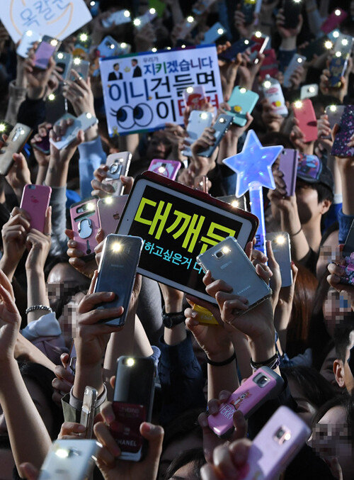 2017년 4월 27일 경기 성남시 야탑역 광장에서 열린 문재인 당시 더불어민주당 대선후보 집중유세에서 지지자들이 문 후보의 연설에 호응하고 있다. [동아DB] 