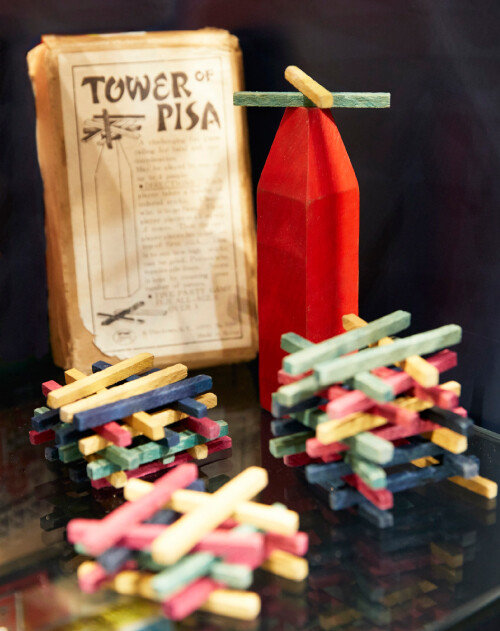 피사의 탑(TOWER of PISA). 수수깡으로 만든 1950년대 장난감으로 역시 해외 수출품이다.