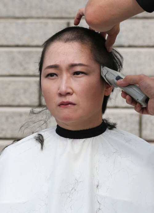 이언주 전 의원은 2019년 9월 10일 조국 법무부 장관 임명에 항의하며 국회 본청 계단에서 삭발했다. [양회성 동아일보 기자]