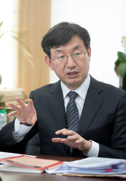 성태윤 연세대 경제학부 교수가 
한국의 재정 상태에 대해 설명하고 있다. [지호영 기자]