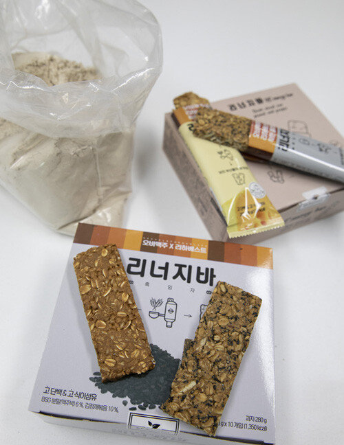 보리 부산물로 만든 식자재 ‘리너지가루’와 이를 이용한 에너지바. [박해윤 기자]