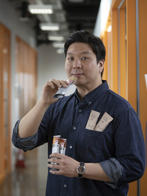 민명준 리하베스트 대표가 보리 부산물로 만든 에너지바를 들고 있다. [박해윤 기자]