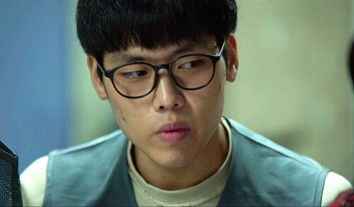  ‘좋좋소’ 주인공 조충범. 대학에서 영어를 전공했지만 토익 점수는 500점이고, 취업 전 경력은 골프장 아르바이트가 전부다. 취업시장에서 고전을 겪다 얼떨결에 ‘정승네트워크’에 입사한다. [왓챠 제공]