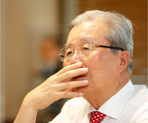 김종인 전 국민의힘 비상대책위원장은 “윤석열 전 검찰총장이 지지율을 유지할 수 있다면 (무소속인) 지금 상태로 가는 수밖에 없다”며 ‘11월 단일화론’을 제기했다. [김형우 기자]