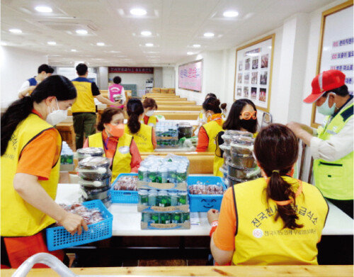 팬카페 ‘애낀다 김희재’는 6월 5일 천사무료급식소의 독거노인을 돕기 위해 도시락 나눔 봉사에 참여했다. [‘애낀다 김희재’ 제공]