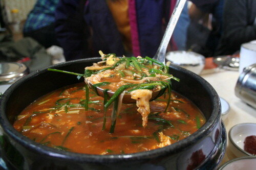 자연산 홍합으로 끓인 섭국. 얼큰하고 뜨끈한 맛이 일품이다. [한국관광공사 제공]