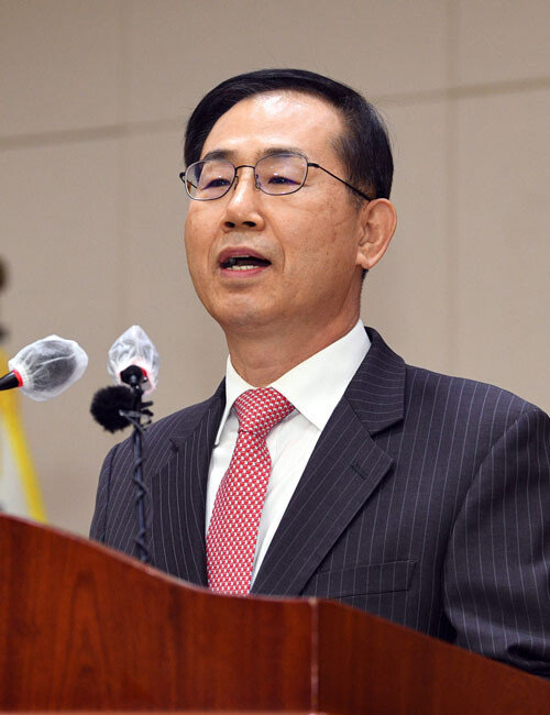 대장동 개발 특혜 관련 녹취록 속에서 '그분'으로 지칭된 조재연 대법관이 2월 23일 오후 2시 서울 서초구 대법원에서 입장 표명 기자회견을 하고 있다. [뉴스1.]