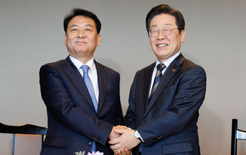 이광재 전 국회 사무총장(왼쪽)이 이재명 더불어민주당 대표와 3월 13일 서울 여의도의 한 식당에서 회동하고 있다. 뉴스1