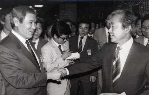 1987년 9월 2일 노태우 당시 민주정의당 총재와 김영삼(오른쪽) 통일민주당 총재가 첫 공식 회담을 갖고 개헌안에 합의했다. 동아DB