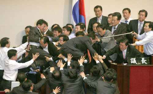 2007년 12월 14일 당시 대통합민주신당이 국회에 제출한 BBK 수사 검사 3명에 대한 탄핵안과 이명박 한나라당 대선 후보에 대한 특검법안을 놓고 국회 본회의장에서 육탄전이 벌어졌다. 사진은 의장석을 지키려는 한나라당 의원들과 대통합민주신당 의원들이 몸싸움을 벌이는 모습. 동아DB
