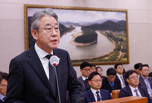 강호동 농업중앙회 회장이 1월 9일 서울 여의도 국회에서 열린 농림축산식품해양수산위원회 전체회의에 출석해 현안 보고를 하고 있다. 뉴스1