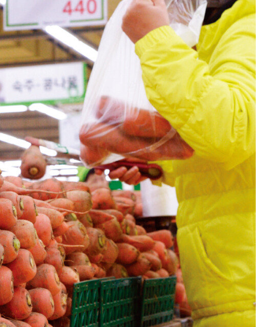폐비닐 처리에 앞서 마트, 편의점, 약국 등에서 비닐봉투 소비를 줄여야 한다. [뉴시스]