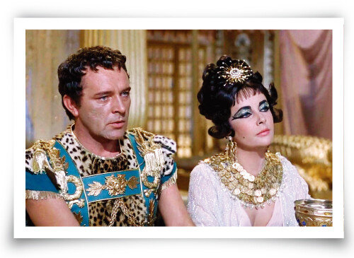 영화 ‘클레오파트라’에서 엘리자베스 테일러(오른쪽)가 클레오파트라를, 그와 세기의 커플이 된 리처드 버턴이 안토니우스를 연기했다. 이 영화를 촬영하면서 로맨스가 시작된 것으로 알려졌다. [영화 ‘클레오파트라’ 화면 캡처]