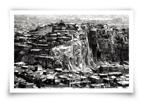 1972년 겨울에 촬영된 창신·숭인 채석장의 풍경. 현재 전망대와 낙산배수지가 있는 정상 부위까지 산동네 주택이 즐비하게 들어서 있다. [사진 제공 · The Nick Dewolf Foundation ]