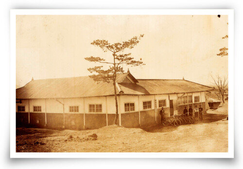 1930년대 충남 당진 신평양조장의 모습. 막걸리를 나무통에 담아 자전거로 배달했다. [사진 제공 · 신평양조장]