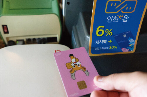 8월 26일 인천 동구의 한 카페에서 인천 시민 신모 씨가 주문한 음료를 서로e음카드로 결제하고 있다. [지호영 기자]