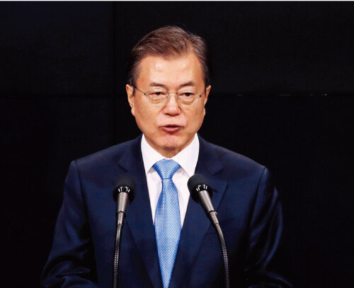 10일 충남 아산시를 방문한 문재인 대통령. [뉴시스]