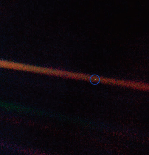 창백한 푸른 점. [NASA]