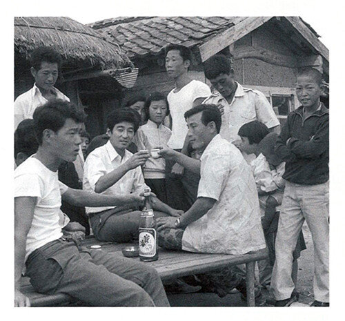 그냥 지나칠 수 없어 마을사람들이 한 잔 두 잔 권하는 술을 모두 받아 마시다가 만취하기 일쑤였다. 누군가가 필자의 사진기로 1972년 가을에 촬영. 뒤편의 기와집은 1930년대 농촌진흥운동 당시에 세워진 공회당. [사진 제공 · 일조각]