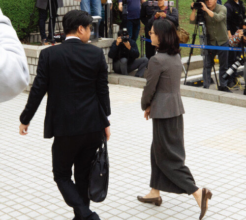 정경심 동양대 교수가 10월 23일 자본시장법 위반 등의 혐의에 대한 영장실질심사를 위해 서울중앙지방법원에 출석하고 있다. [박해윤 기자]