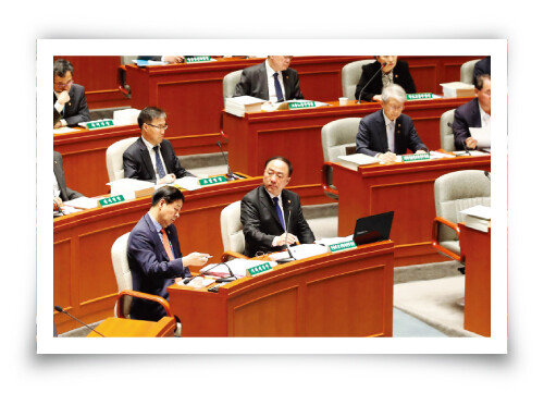 10월 30일 서울 여의도 국회에서 열린 예산결산특별위원회 전체회의에 홍남기 경제부총리 겸 기획재정부 장관(앞줄 오른쪽) 등 국무위원들이 출석했다. [양회성 동아일보 기자]