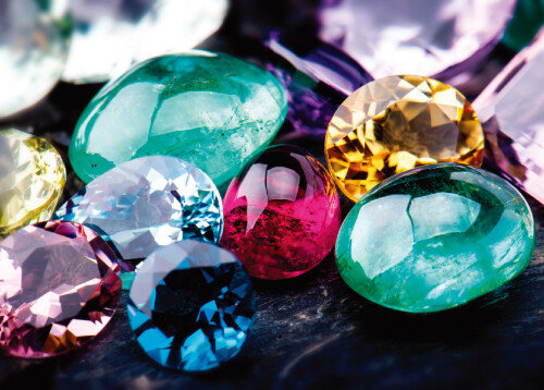 무색, 노랑, 파랑, 분홍, 자주, 갈색 등 다양한 색의 토파즈. [GettyImages]