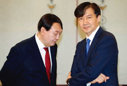 윤석열 검찰총장(왼쪽)이 7월 25일 청와대 본관에서 열리는 검찰총장 임명장 수여식에 앞서 당시 조국 청와대 민정수석비서관과 대화하고 있다. [뉴시스]