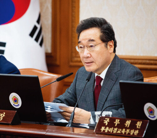 10월 1일 서울 종로구 정부서울청사에서 열린 국무회의를 주재하는 자리에서 이낙연 국무총리는 “형사미성년자 연령을 13세로 낮추는 소년법 개정안을 조속히 처리해달라”고 국회에 요청했다. [뉴스1]