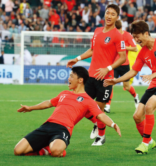 1월 22일 오후(현지시각) 아랍에미리트 두바이 막툼 빈 라시드 경기장에서 열린 ‘2019 AFC 아시안컵’ 한국과 바레인의 16강전에서 축구국가대표팀 황희찬(맨 앞)이 골을 넣은 후 기뻐하고 있다. [뉴시스]
