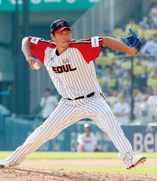 9월 29일 잠실야구장에서 열린 ‘2019 KBO 리그’ 
두산 베어스와 LG 경기에서 7회 초 교체된 LG 투수 이동현이 역투하고 있다. 이동현은 701번째인 이날 경기에서 
은퇴식을 가졌다. [뉴스1]