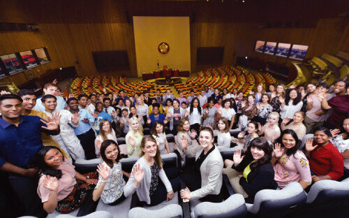 국회의사당 본회의장을 참관한 하나님의 교회 해외성도방문단이 손을 흔들며 환하게 웃고 있다. 한국을 찾는 하나님의 교회 해외 신도는 매년 1500명가량이다. 2001년 북미 대륙에서 온 제1차 해외성도방문단을 시작으로 그동안 70차 넘게 수많은 해외 신자가 한국을 다녀갔다. [사진 제공 · 하나님의 교회]