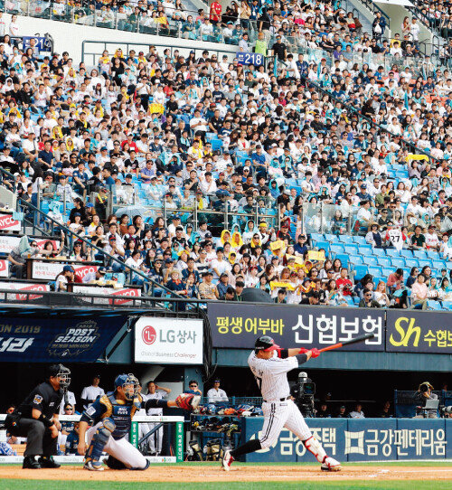 2019년 10월 3일 잠실야구장에서 열린 ‘2019 KBO 리그’ 포스트시즌 와일드카드 결정전 1차전 LG 트윈스와 NC 다이노스의 경기에서 관중들이 열띤 응원을 펼치고 있다. [뉴스1]