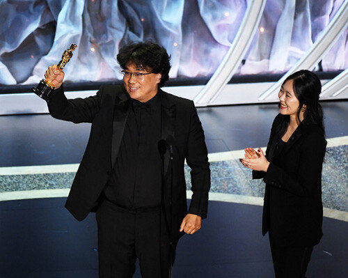 2월 8일 열린 2020 인디펜던트 스피릿 어워드에 참석한 봉준호 감독(왼쪽)과 샤론 최. [GETTYIMAGES]  