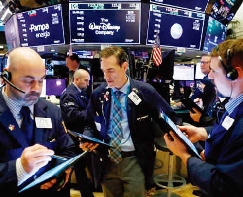 미국 뉴욕 증시 중개인들이 주가 하락 폭을 확인하고 있다. [NYSE]