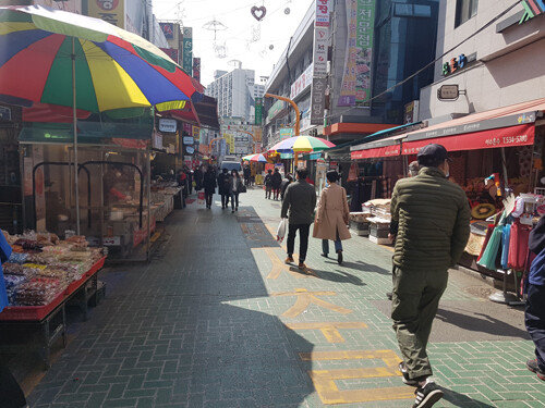 4월 6일 서울 동작구 사당동 남성사계시장을 찾은 지역 주민들. [최진렬 기자]