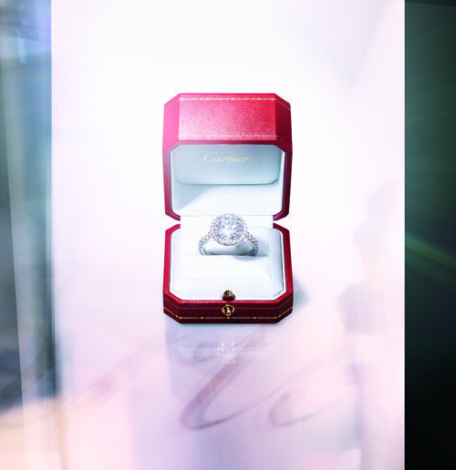 레드박스에 담긴 다이아몬드 반지. [© Cartier]
