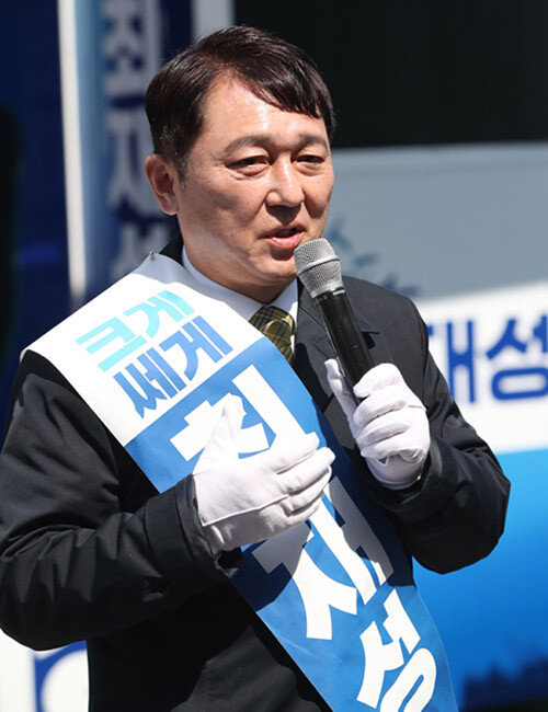 서울 지하철 잠실새내역에서 선거유세를 하고 있는 더불어민주당 최재성 후보. [동아일보]