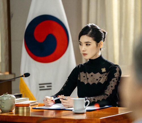 정은채는 ‘더 킹: 영원의 군주’에서 여성 총리 역을 맡았다. [sbs]