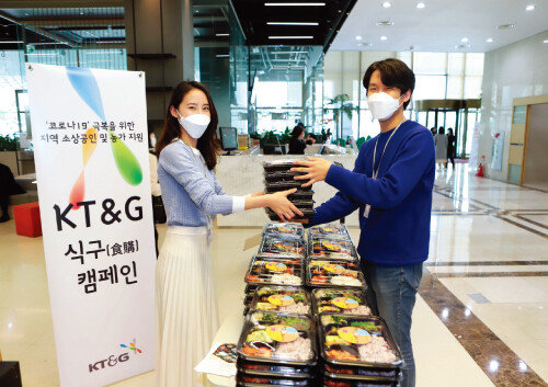 KT&G는 ‘식구(食購)’ 캠페인을 통해 지역경제 활성화 및 농가 지원에 앞장섰다. 사진은 KT&G 본사 직원들이 전통시장에서 구매한 도시락을 임직원에게 제공하는 모습. [사진 제공 ·  KT&G]