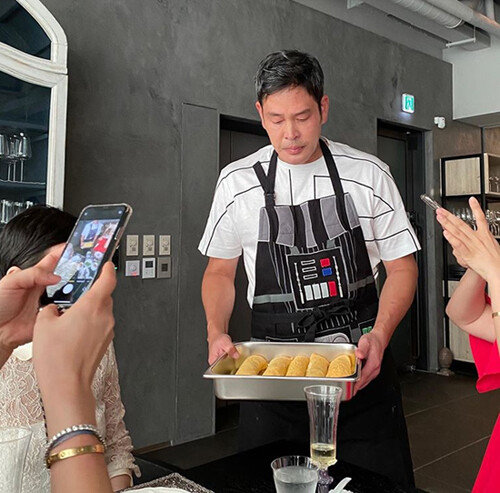 정용진 신세계 부회장은 8월 24일 앞치마를 두르고 음식을 준비하는 사진을 인스타그램에 올려 2만900개 이상의 ‘좋아요’를 받았다.