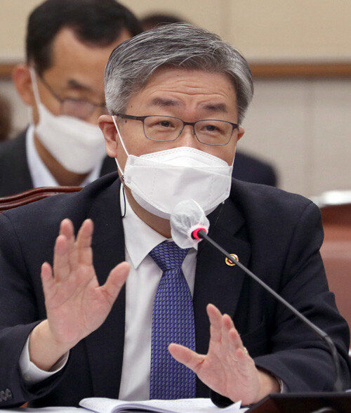 11월 18일 국회 법제사법위원회 전체회의에 출석한 이재갑 고용노동부장관. [동아DB]