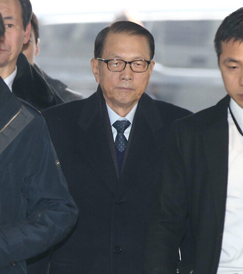 2017년 1월 20일 문화·예술계 블랙리스트 작성과 관련해 김기춘 전 대통령비서실장이 구속 전 피의자심문(영장실질심사)을 받기 위해 서울중앙지방법원으로 들어서고 있다. [동아DB]