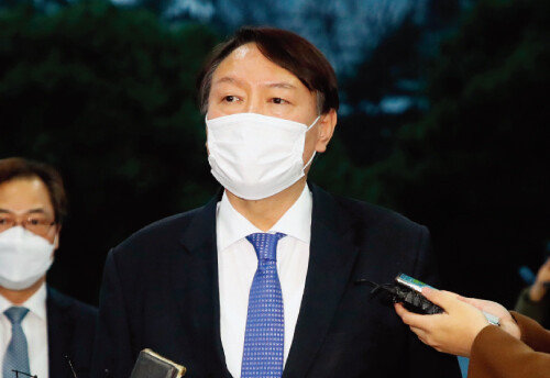 12월1일 윤석열 검찰총장이 서울행정법원의 집행정지 명령 효력 임시 중단 결정이 나오자마자 청사로 출근하고 있다. [뉴시스]