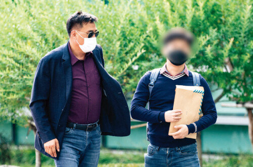 추미애 장관 아들의 휴가 미복귀 의혹을 최초로 제기한 당직사병과 김영수 국방권익연구소장이 10월 12일 추 장관의 명예훼손에 대한 고소장을 접수하기 위해 서울동부지방검찰청을 방문했다. [뉴스1]