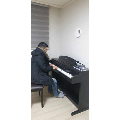 페북 절필 이후 진중권 전 교수는 피아노 연주 연습을 시작했다.