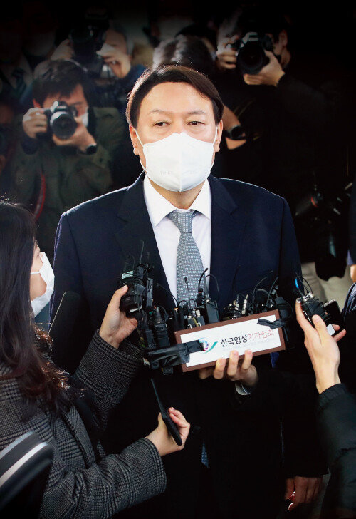 3월 4일 오후 서울 서초구 대검찰청에 도착한 윤석열 검찰총장. 이날 윤 총장은 검찰총장직 사퇴 의사를 밝혔다. [뉴스1]