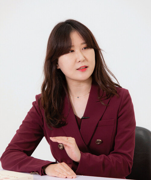 김예은 하나은행 포트폴리오매니저가 2월 22일 동아일보 충정로사옥 스튜디오에서 미국 연방준비제도의 유동성 정책을 설명하고 있다. [박해윤 기자]